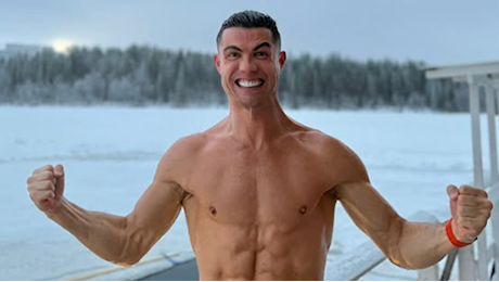 Cristiano Ronaldo sfida il gelo artico: bagno ghiacciato a -20°C nel suo Natale in Lapponia