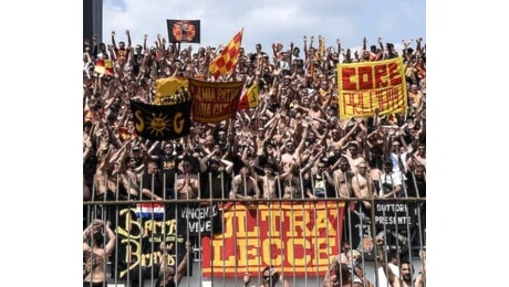 Gli ultras del Lecce accolsero Conte con lo striscione uomo senza dignità, sei la m...a della nostra città