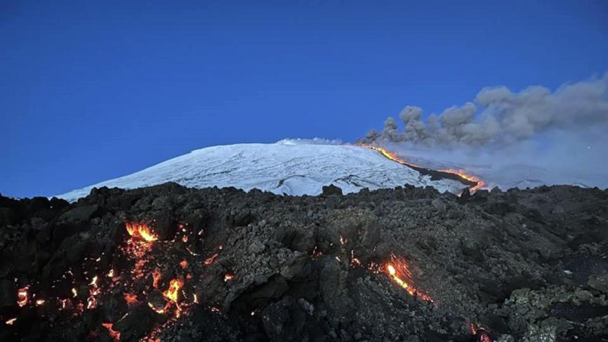 Eruzione Etna: trabocco e flusso lavico dal Cratere di Sud-Est ...