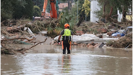 Il fiume Lamone rompe l'argine a Traversara di Bagnacavallo (Ravenna) a causa del maltempo: il paese allagato