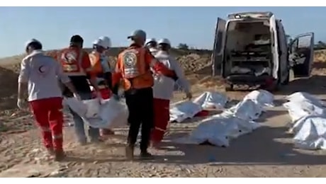 Gaza, le autopsie sui 14 soccorritori uccisi da Israele: “Freddati con colpi alla testa e al petto”