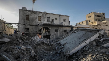 Gaza City, raid dell’Idf sull’ultimo ospedale. Katz: “Non ci fermiamo”