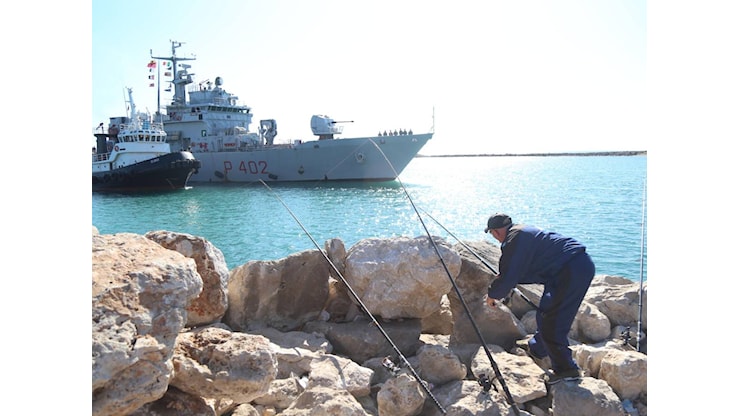 In Albania arrivano 40 clandestini. Pd subito all'attacco: Sono ammanettati - il Giornale In Albania arrivano 40 clandestini. Pd subito all'attacco: Sono ammanettati - il Giornale