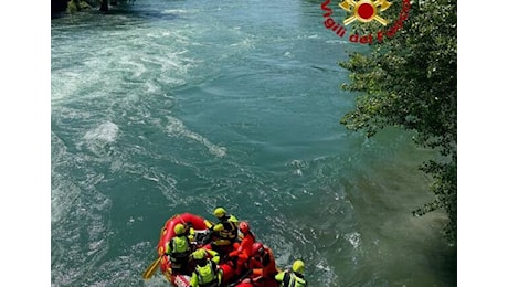 A Vaprio d'Adda operaio cade nel fiume e scompare fra le acque: lo cercano i vigili del fuoco