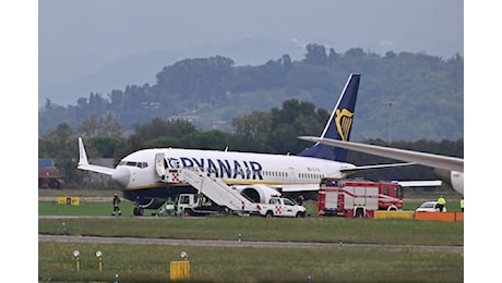 Brindisi, incendio al motore di un volo Ryanair: aereo evacuato e scalo chiuso