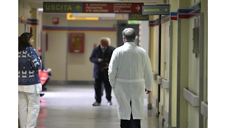 Una bimba cade da una finestra in una casa famiglia, è ferita. La madre si suicida in ospedale