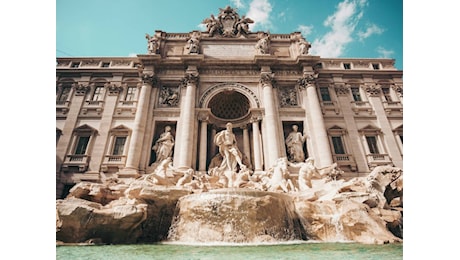 Fontana di Trevi a numero chiuso. Troppi turisti? Arriva il ticket