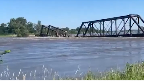 Il ponte che collega Iowa e Sud Dakota è crollato per un’alluvione