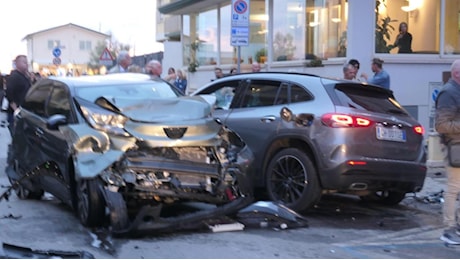 Incidente a Lido Camaiore, auto «buca» due semafori e uccide due ragazze. La donna che guidava: «Non ricordo nulla»