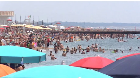 Caldo a Roma, folla in spiaggia a Ostia: parcheggi e ristoranti pieni, rischio esodo di ritorno per vedere l'Italia