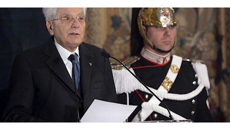 Per Mattarella la democrazia è in pericolo ma non si guarda allo specchio