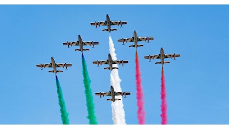 Venezia, docente fa un post contro le Frecce tricolori sul profilo Facebook privato: ora rischia sanzioni disciplinari a scuola