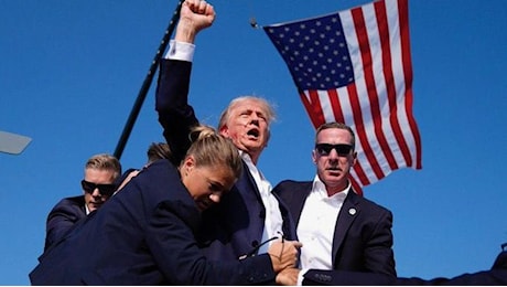 Il pugno alzato sulla bandiera americana: lo scatto di Evan Vucci che cambia la storia di Trump
