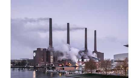 La preghiera (in fabbrica) per la salvezza di Volkswagen