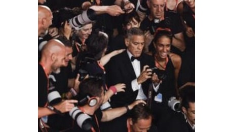 Venezia 81, George Clooney si improvvisa fotografo sul red carpet