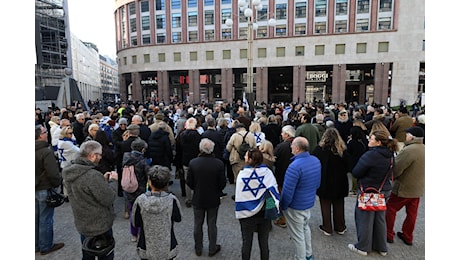 Milano, la comunità ebraica manifesta in una piazza San Babila blindata: stop all’antisemitismo