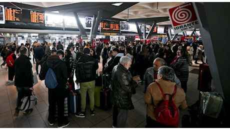 Sciopero 8 novembre a Napoli, trasporti fermi per 24h: fasce di garanzia e linee ferme