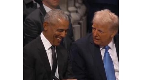 Obama, la battuta di Trump e le risate al funerale di Carter