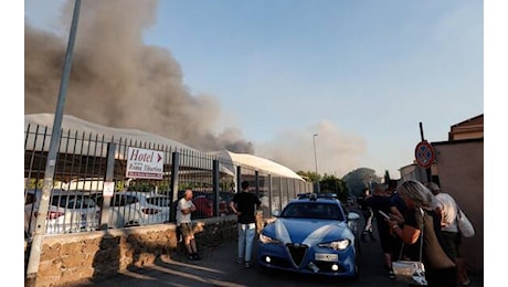Maxi incendio a Roma, nessun ferito e 20 evacuati. FOTO