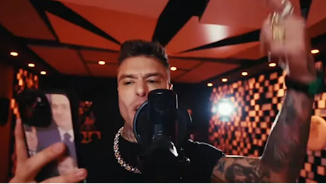 Fedez contro Tony Effe, dissing al veleno: “Scrivevi a mia moglie mentre mi abbracciavi”