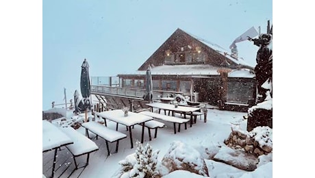 Neve di settembre sulle Dolomiti, imbiancata la Marmolada: il paesaggio è da favola