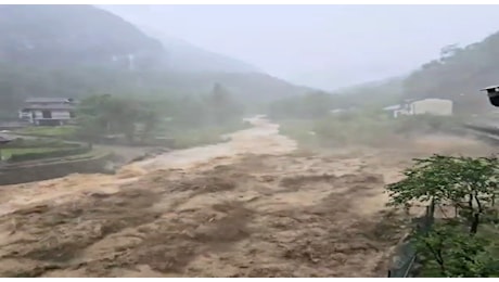 Maltempo Piemonte, la piena del Torrente Orco a Noasca fa paura: la massa di acqua e fango sfiora il livello del ponte stradale