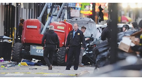 Auto sulla folla, fucile e bombe: l’attentatore con bandiera Isis