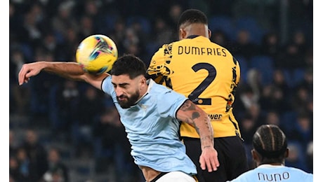 Lazio, disastro Gigot: entra, causa il rigore e viene sostituito all'intervallo|Serie A