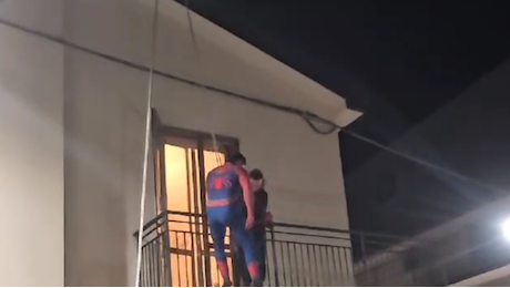 Si cala sul balcone della fidanzata e le chiede di sposarlo: a San Giovanni Rotondo la serenata d'amore dello sposo Spider-Man