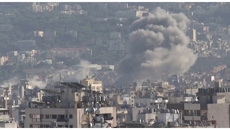 Libano, colonne di fumo dopo i raid israeliani nei sobborghi meridionali di Beirut