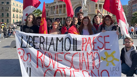 Studenti in piazza a Palermo contro i tagli all’istruzione: “La manovra uccide la scuola