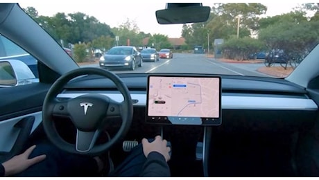 Tesla, autorità Usa indagano sul sistema di guida autonoma. NHTSA vuole accertare se tecnologia responsabile di 4 incidenti