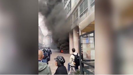 Milano, incendio in Corso Vittorio Emanuele: colonna di fumo nero vicino al Duomo