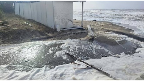 Mercoledì allerta arancione per mareggiate: apprensione sulla spiaggia massese