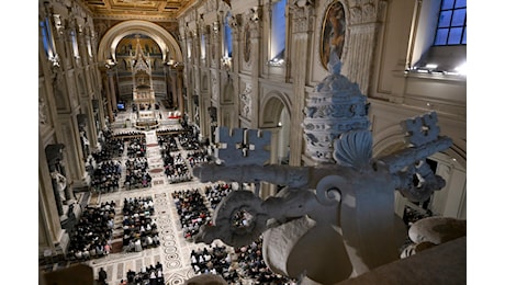 Giubileo 2025, cardinale vicario di Roma apre Porta Santa di San Giovanni