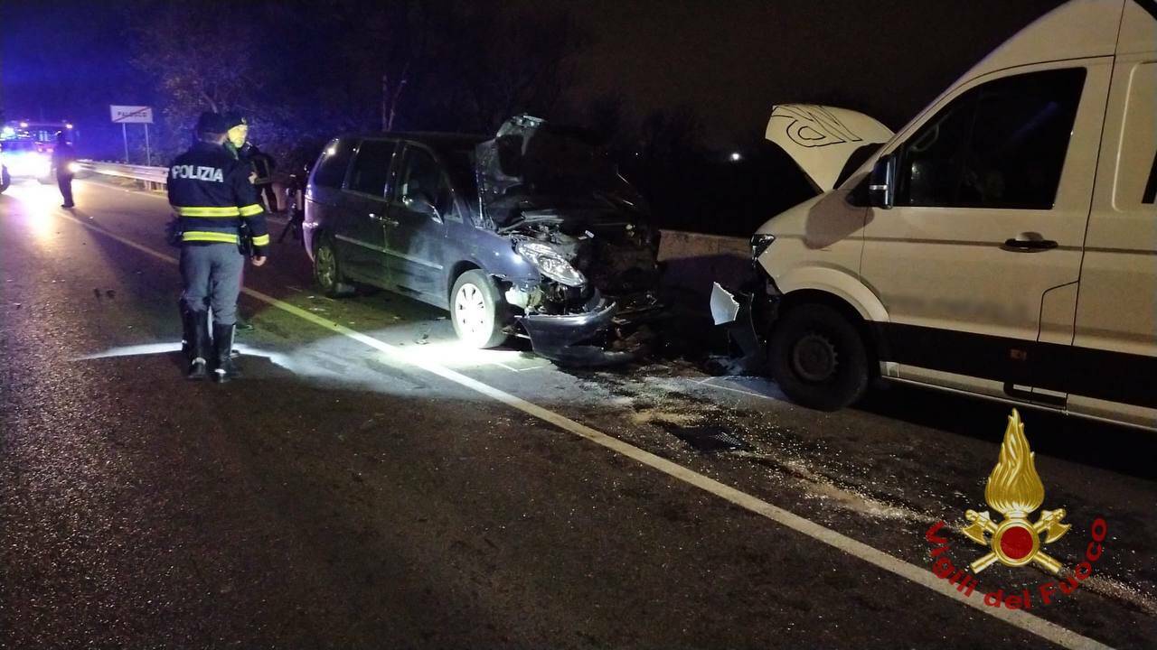 Sbanda Con L’auto, Invade La Corsia Opposta, Urta Il Guardrail E ...