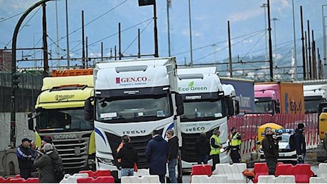 Tre morti sul lavoro in 24 ore Genova, protestano i portuali: Sciopero e varchi bloccati