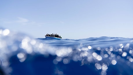 Tunisia, naufragano due imbarcazioni di migranti: 27 morti. Tra le vittime un neonato