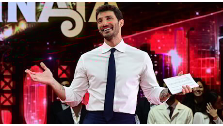 Stefano De Martino conquista la prima serata: a maggio una puntata speciale e il possibile prolungamento di Affari Tuoi