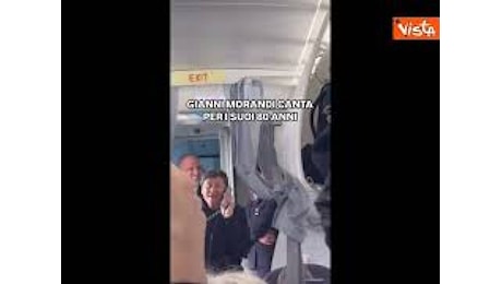 VIDEO: Gianni Morandi compie 80 anni e intona una canzone sull'aereo per Lisbona