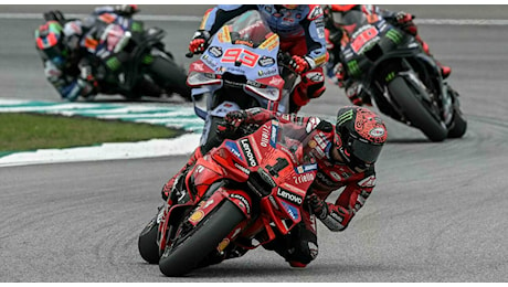 MotoGp in Malesia, bandiera rossa dopo l'avvio per un incidente. Poi si riparte e Bagnaia vince dopo lo show c