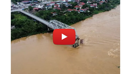 Meteo: Vietnam, il tifone Yagi provoca il crollo di un ponte, le auto cadono nel vuoto (Video)