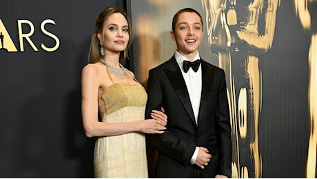 Angelina Jolie sul red carpet dei Governors Awards con il figlio Knox (che somiglia a papà Brad Pitt)