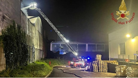 Incendio in officina a Milano, fiamme per tutta la notte