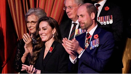 Kate torna in pubblico alla Royal Albert Hall a Londra. Con tutti i Windsor, ma manca la regina Camilla