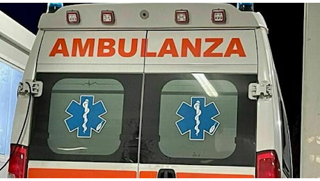 Donna investita e uccisa da da un camion della spazzatura, l'incidente al distributore di carburante