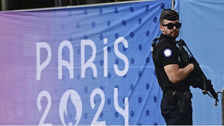 Parigi 2024, parte il calcio nel caos. Invasione di campo e 2 ore di stop