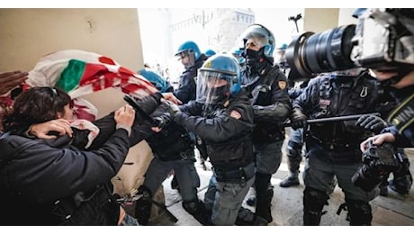 Corteo studenti a Torino, tensioni con forze dell'ordine