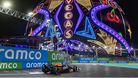 Verstappen quinto, la pole è di Russell a Las Vegas