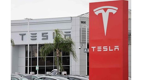 Tesla aumenta i prezzi: le sue auto saranno un lusso per pochi, altro che Ferrari
